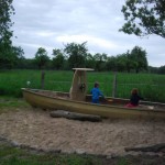 Fischerboot und Sandkasten in Einem - unser Spiel-Unikat im Garten
